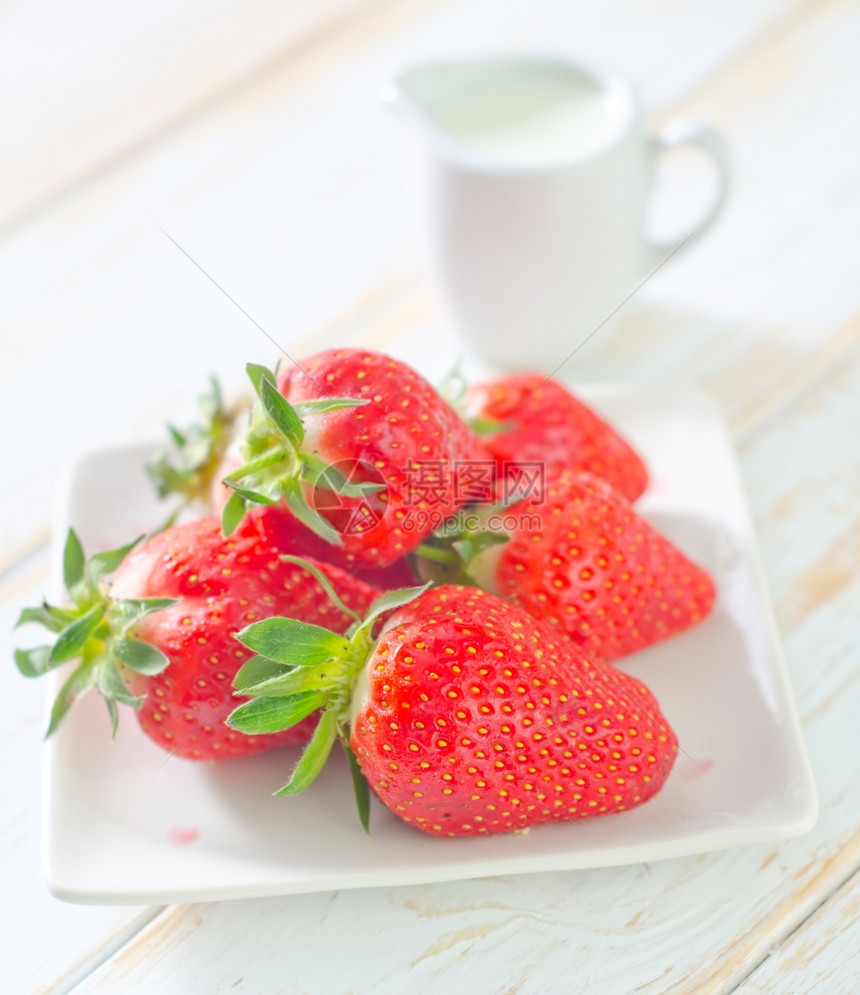 草莓加奶油图片