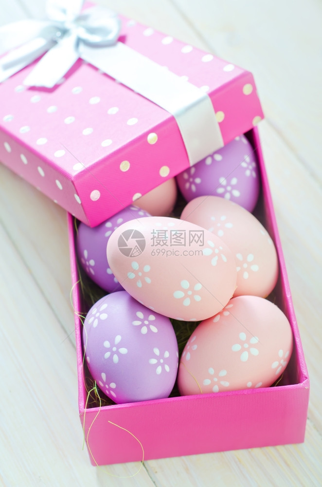粉紫色纸盒里的粉紫色彩蛋图片