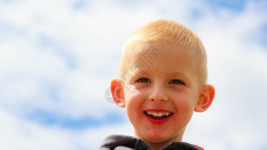 在户外微笑的孩子肖像快乐童年孩子在户外快乐的图片