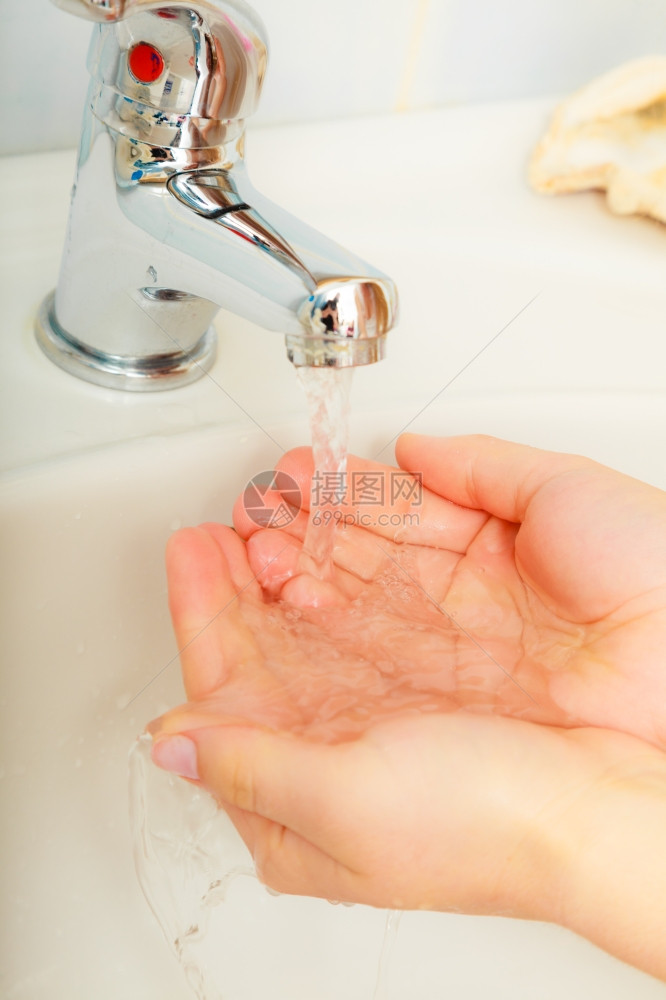 卫生洗手妇女在卫生间自来水下洗手图片