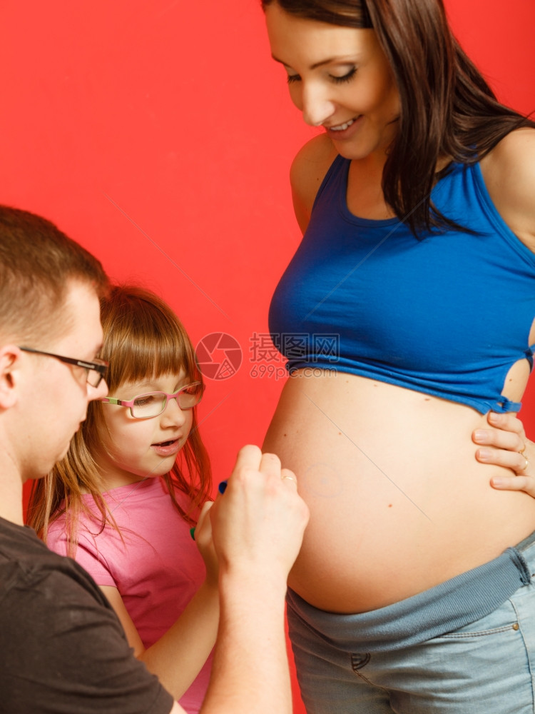 家庭期待新婴儿在孕妇肚子上画图片
