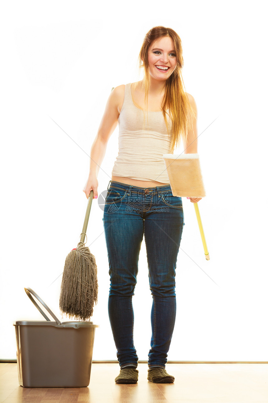 有趣的清洁女青年士擦地板手持两个新旧白色拖把图片