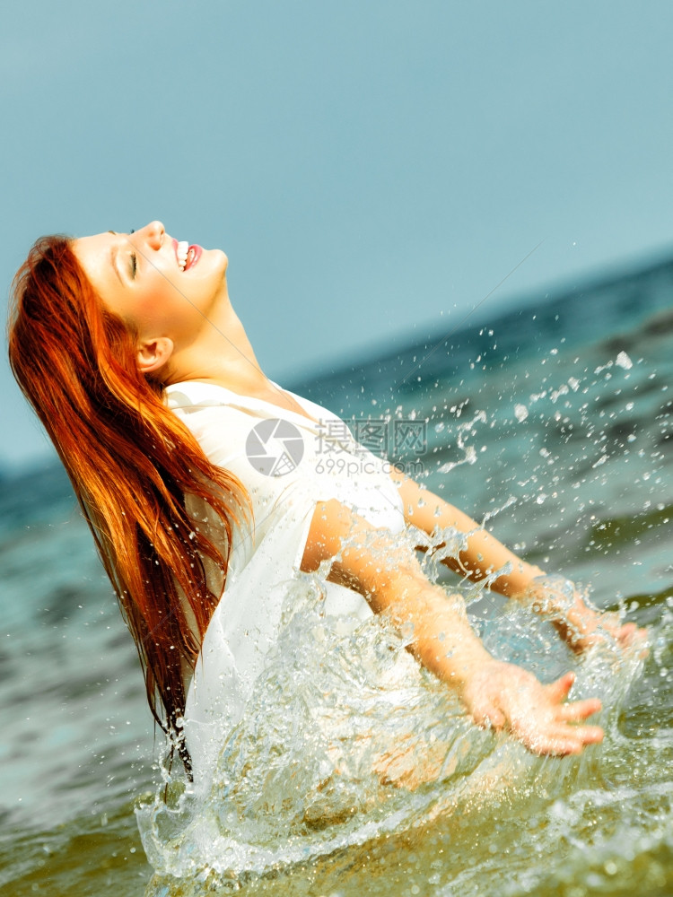 度假女孩在海岸上泼水年轻女人在海上放松愉快暑假图片