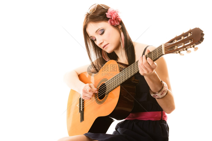 旅行度假概念音乐爱好者暑期女孩演奏声音吉他在白色背景上被孤立图片
