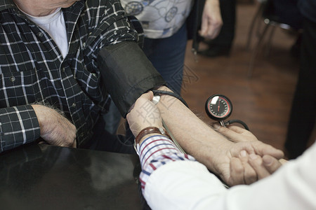 检查老年男子血压的医生护士图片