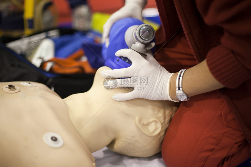 在CPR培训课程期间的医务工作者图片