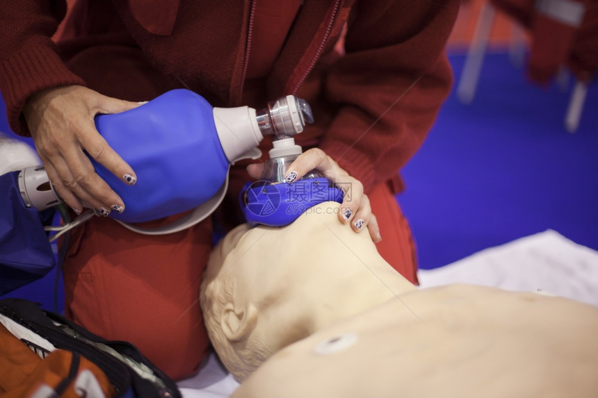 在CPR培训课程期间的医务工作者图片