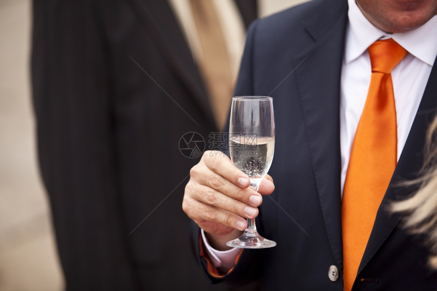 商人饮香槟酒图片