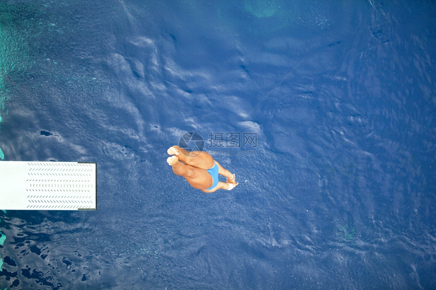 高潜水员跳入中图片