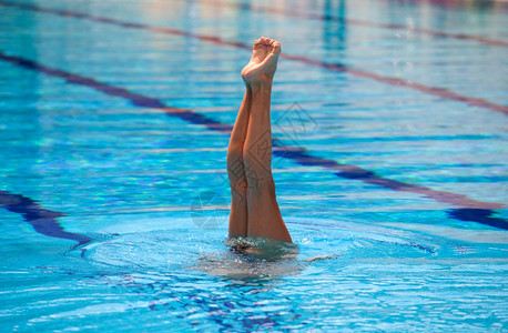 同步游泳者腿运动图片