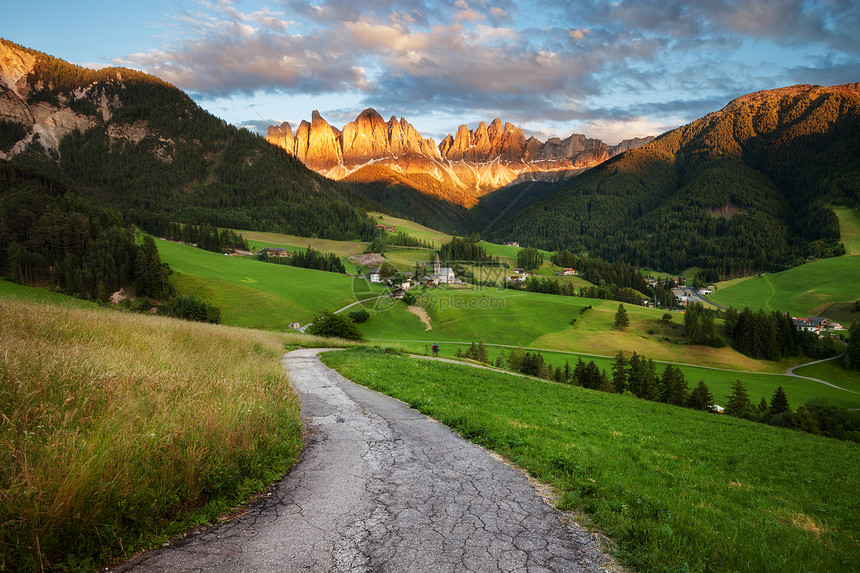 圣马格达莱纳村ValdiFunes多洛米人阿尔卑斯意大利欧洲图片