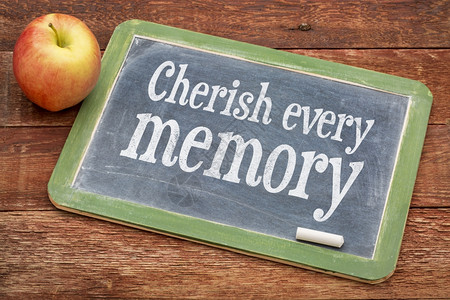 切入每一个记忆鼓舞人心的词在一张黑板上与红谷仓木做对的黑板上图片