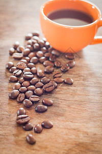 咖啡豆木制桌上咖啡杯股票照片图片