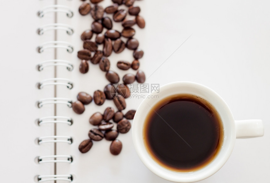 笔记本上新鲜咖啡杯的顶端视图库存照片图片