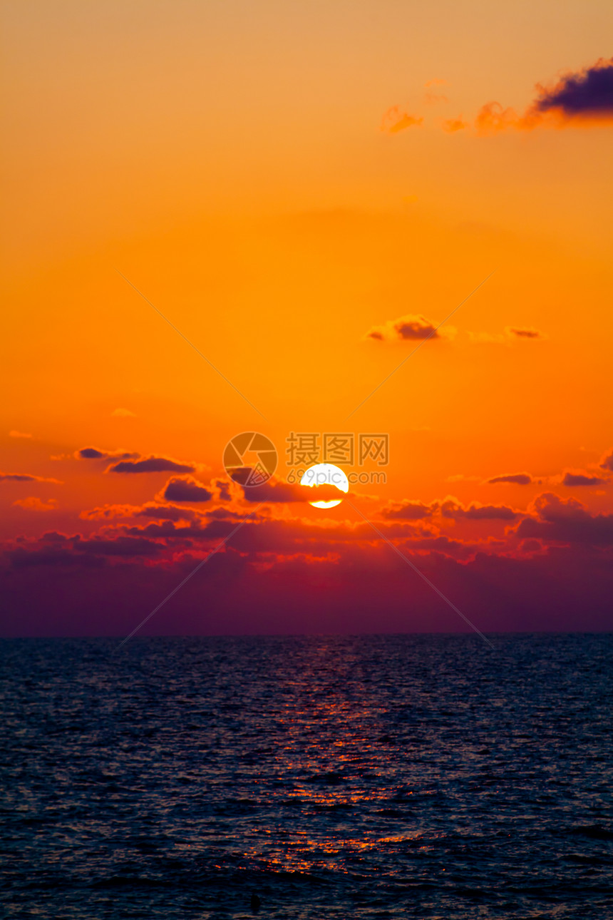 美丽的日落好海中出图片