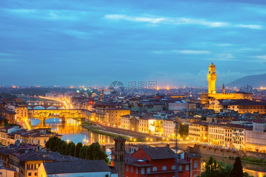 晚上从意大利托斯卡纳州佛罗伦萨米开朗基洛广场起搭乘PonteVecchio桥和PalazzoVecchio桥的Arno河图片