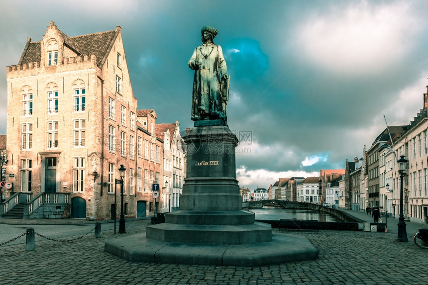 著名艺术家JanVanEyck在比利时布鲁日的JanvanEyckplein广场的纪念碑图片