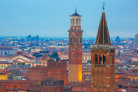 乐博乐博与圣阿纳斯塔西亚教堂和TorredeiLamberti或兰贝塔的Verona天线在夜间意大利PiazzaleCastelSanP背景