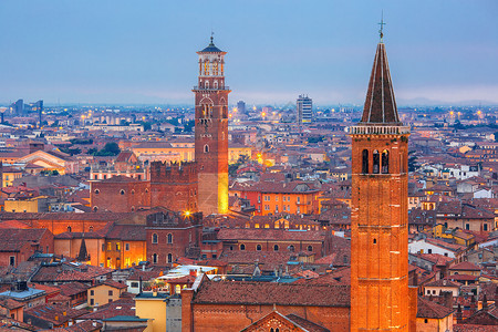 雅思兰黛与圣阿纳斯塔西亚教堂和TorredeiLamberti或兰贝塔的Verona天线在夜间意大利PiazzaleCastelSanP背景