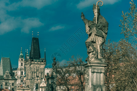 圣奥古斯丁雕刻着燃烧的心雕塑手在捷克布拉格CharlesBridge上践踏异教书籍背景图片