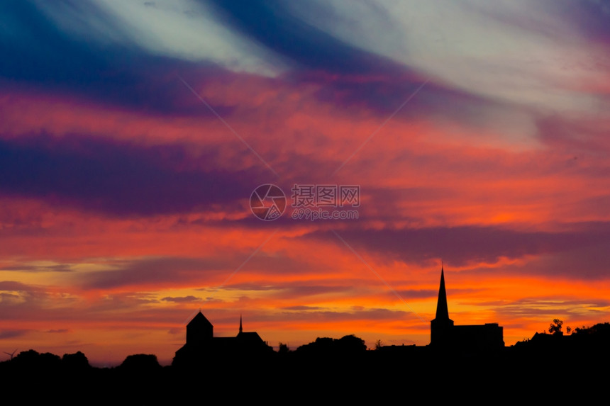 教堂在橙色的天空上教堂在日落前图片