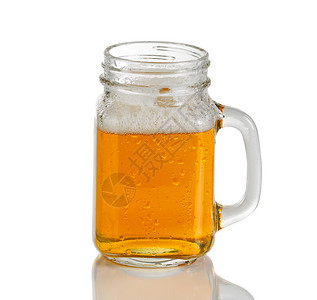 瓶子杯中冷红色琥珀啤酒白背景与反光隔绝图片