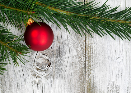 真正的大法尔树枝在生锈的白木板上装饰红色圣诞节的概念图片