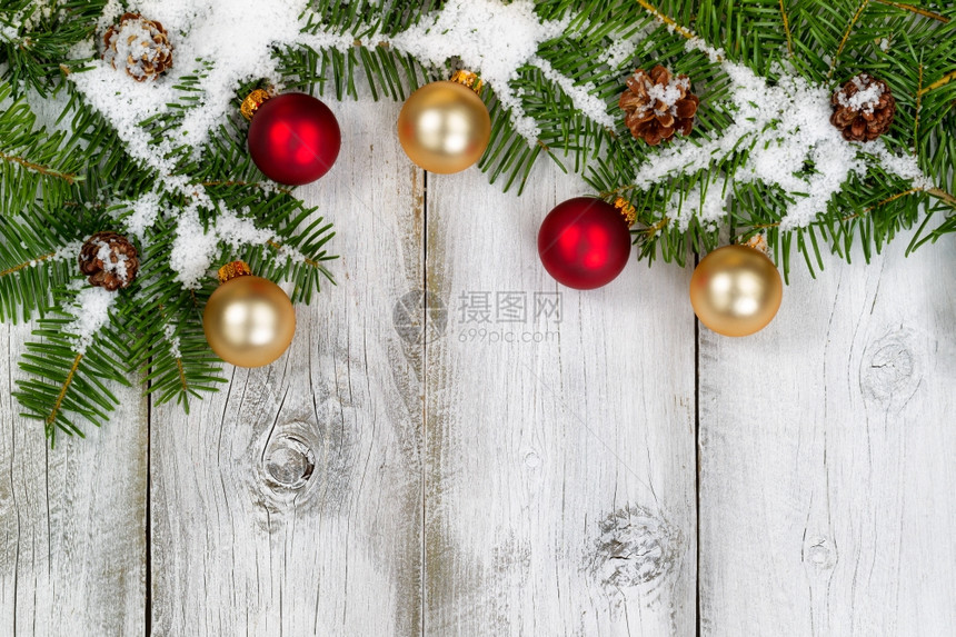 雪覆盖了真正的Fir树枝装饰品和铁锥在生锈的白木板上圣诞节的概念以顶层视图格式图片