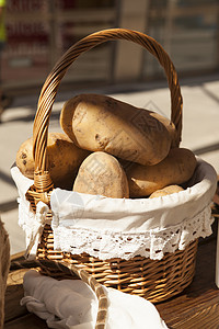 土豆放在篮子里图片