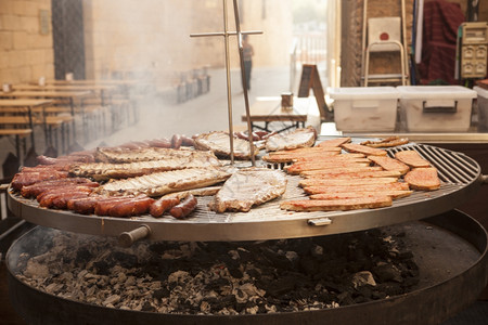 美食肉片牛排香肠在西班牙的一个大烤架上图片