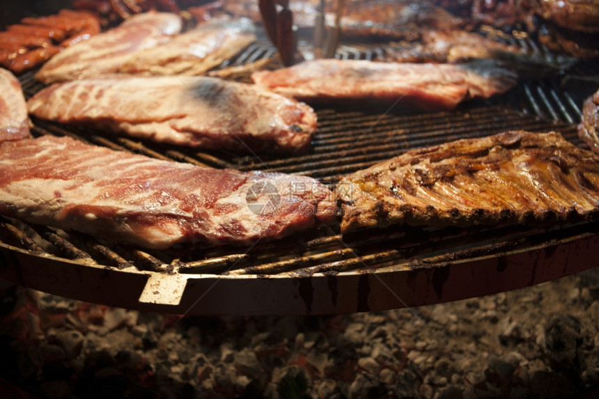 一块新鲜的大理石牛肉辣椒欧斯利肋骨躺在木质托盘上图片