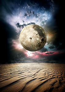满月沙漠中美丽的云由国航天局提供的图像图片