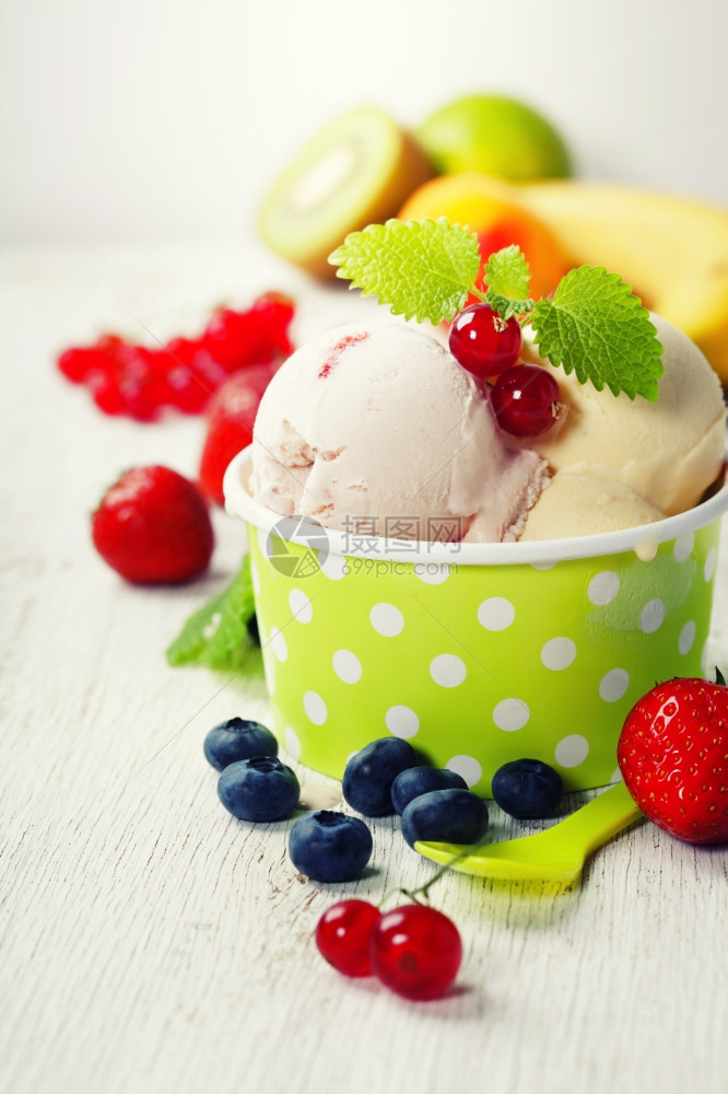粗熟的冰淇淋和水果图片