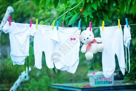 花园中的婴儿衣着干净的婴儿衣着背景图片