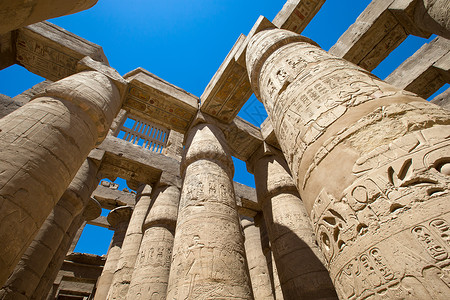 人工雕刻在埃及卡纳克省象形文字覆盖的圆柱上缝合xAxA背景