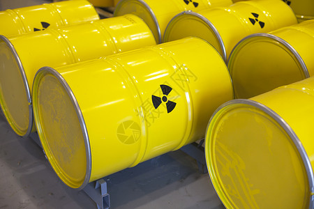 铀含有放射废物的黄色桶背景