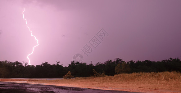 紫色闪电光效在德克萨斯东南部的一条河上闪亮Strkes背景