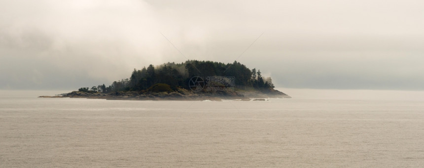 一个孤的岛屿沿着由花岗岩覆盖在树上而成的内道图片