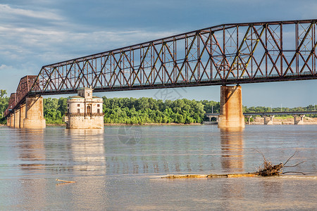 圣路易斯附近密西河上的旧岩石链桥和历史水塔接入图片