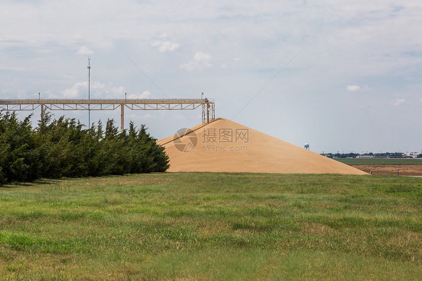 在堪萨斯后国的粮食电梯里大堆的严寒冬小麦农业景观图片