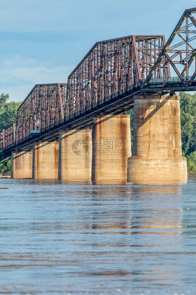 详细介绍圣路易斯附近密西比河上的旧岩石链桥和历史水塔接入图片