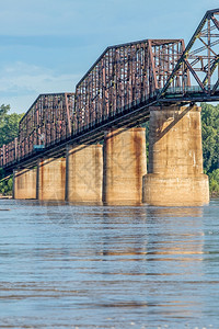 详细介绍圣路易斯附近密西比河上的旧岩石链桥和历史水塔接入图片
