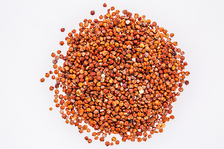 免费的红quinoa谷物白上孤立的堆顶部视图图片