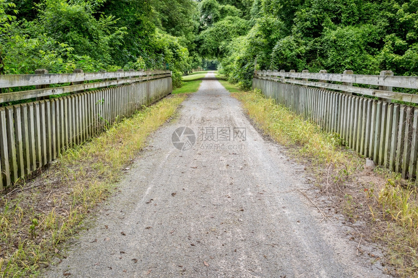 密苏里州波特兰附近的KatyTrail237英里自行车足迹横跨密苏里州大部分地区从废弃铁路转成图片