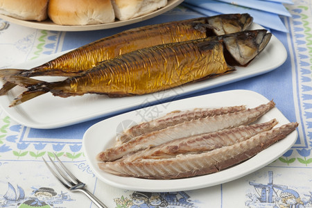 传统杜查新鲜熏竹鱼填青和白卷图片
