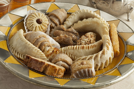 传统菜盘上的摩洛哥新鲜烤饼干图片