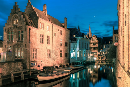 在比利时布鲁日Bruges的景象城市与中世纪夜的运河迪杰佛图片