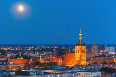 波兰格丹斯克月光之夜圣凯瑟琳教堂空中观察图片
