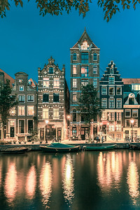 荷兰阿姆斯特丹运河赫林格拉特典型的荷兰码头房屋和船只夜景城市色图片