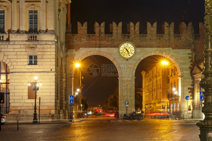 中世纪城门PortonidellaBra晚上在意大利北部维罗纳图片